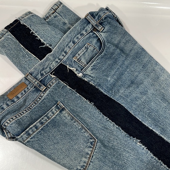 BLANK NYC Crop Girlfriend 2-Tone Side Panel Jeans - Picture 4 of 8